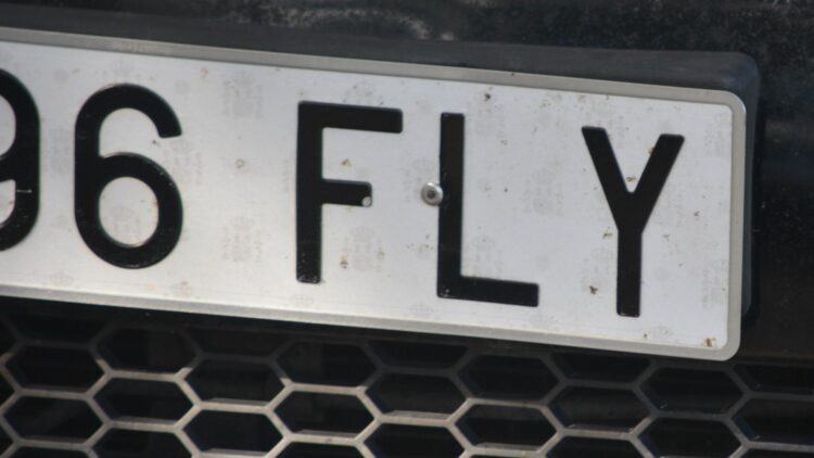 Es oficial: este defecto en las matrículas