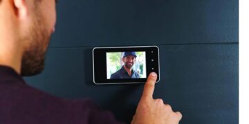 Confirmado por el Supremo: tener una mirilla electrónica en casa puede estar violando este derecho de tus vecinos.