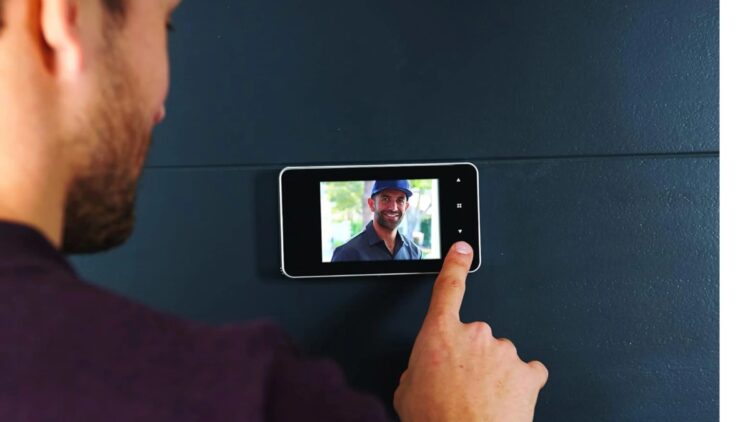 Confirmado por el Supremo: tener una mirilla electrónica en casa puede estar violando este derecho de tus vecinos.