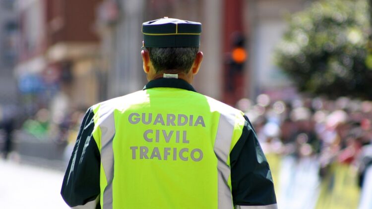 Es oficial: la DGT multa por sorpresa en las carreteras de toda España gracias a este plan secreto 1 La DGT multa por sorpresa en las carreteras