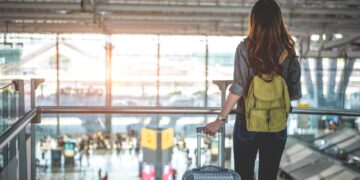 Malas noticias si no haces esto al volar: el overbooking te puede dejar en tierra sin compensación.