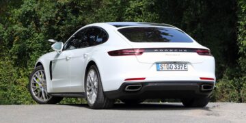 Confirmado: la Policía detiene al conductor al descubrir esta sorpresa en su matrícula del coche