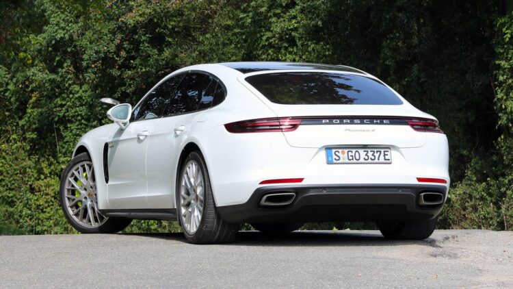 Confirmado: la Policía detiene al conductor al descubrir esta sorpresa en su matrícula del coche