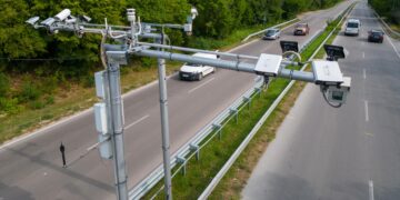 La DGT lo hace oficial: los nuevos radares no atenderán a la velocidad, sino a este gesto que haces dentro del coche