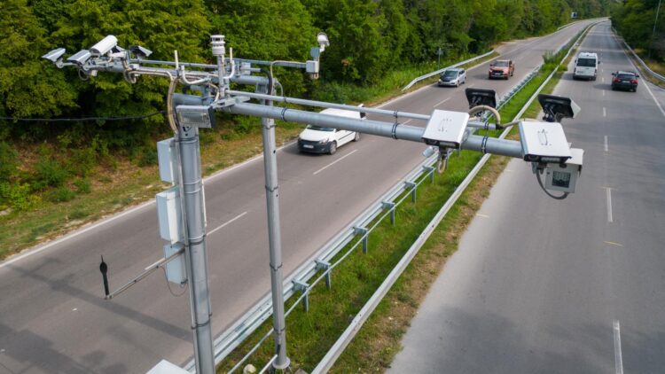 La DGT lo hace oficial: los nuevos radares no atenderán a la velocidad, sino a este gesto que haces dentro del coche