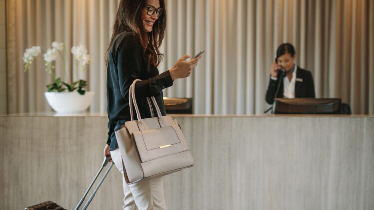 La alerta de un experto: evita hacer esto con tu teléfono móvil cuando te hospedes en un hotel
