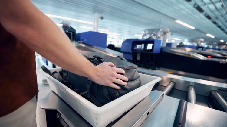 Es oficial: la Unión Europea cambia las reglas para viajar en avión y así te afecta si llevas líquidos o móviles 1 Es oficial: la Unión Europea cambia las reglas para viajar en avión y así te afecta si llevas líquidos o móviles.