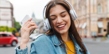 Ni manía ni obsesión: si eres de los que repiten una canción en bucle, esto dice la psicología de ti