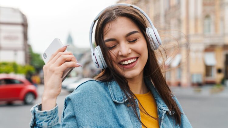 Ni manía ni obsesión: si eres de los que repiten una canción en bucle, esto dice la psicología de ti