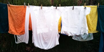 Este hábito de todas las casas está acabando con tu ropa