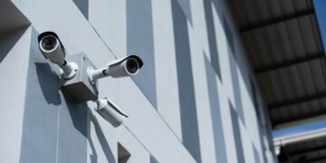 Adiós a la tranquilidad: instalar tres cámaras en su local terminó con una denuncia vecinal y una multa inesperada.