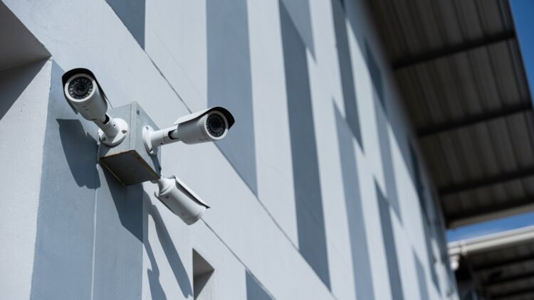 Adiós a la tranquilidad: instalar tres cámaras en su local terminó con una denuncia vecinal y una multa inesperada.