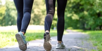 La razón de que algunas personas caminen rápido