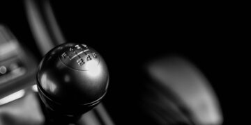 La marcha que debes poner al aparcar cuesta arriba o cuesta abajo