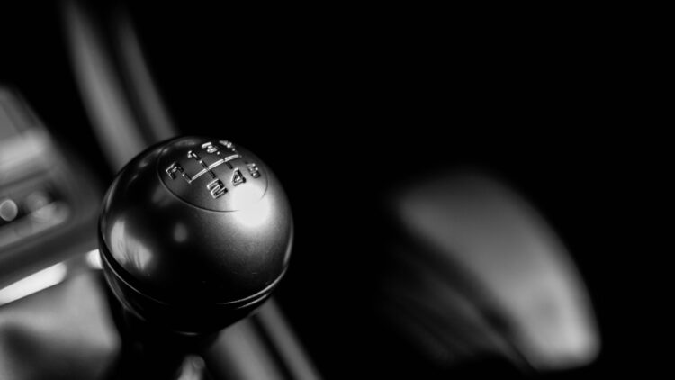 La marcha que debes poner al aparcar cuesta arriba o cuesta abajo