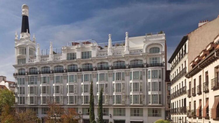 Adiós a Meliá: cierra este histórico hotel en el centro de Madrid y este es el sorprendente destino de su mobiliario 1 Adiós a Meliá: cierra este histórico hotel en el centro de Madrid