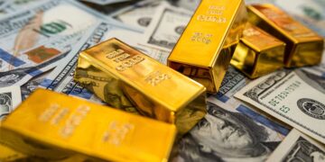 Una mujer entrega dos lingotes de oro que se encontró