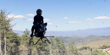 Es oficial: sale a la venta la primera moto voladora