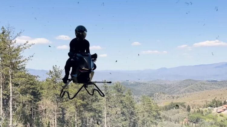 Es oficial: sale a la venta la primera moto voladora
