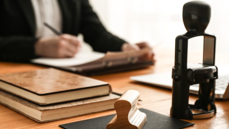 Confirmado: esto es lo que gana hoy en día un notario en España (y la cifra te va a sorprender) 1 Esto es lo que gana hoy en día un notario en España