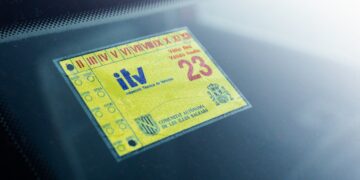 Circula con la pegatina de la ITV de su cuñado