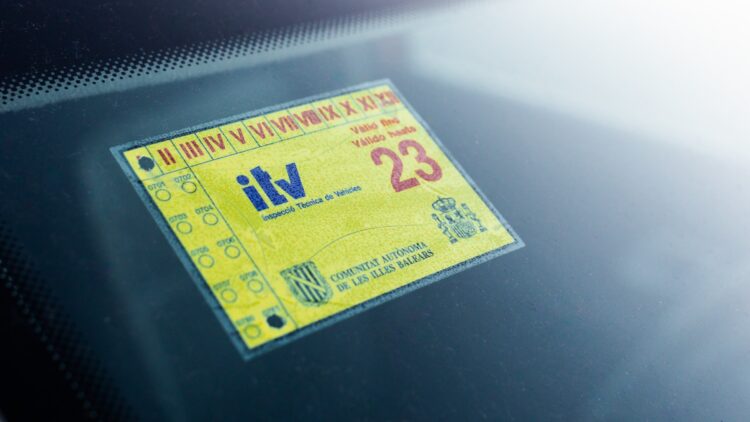 Ni multa leve ni aviso: circula con la pegatina de la ITV de su cuñado... y esta es la sanción grave a la que se arriesga 1 Circula con la pegatina de la ITV de su cuñado