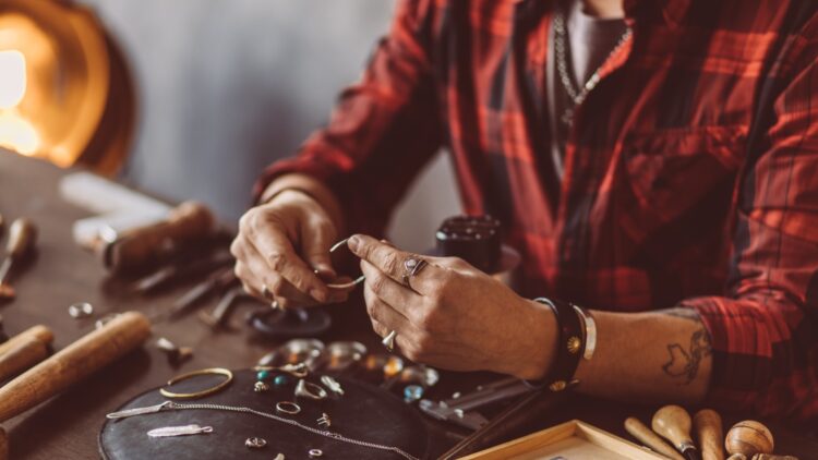Ni 500 euros ni 800: acude a tasar las joyas de su abuela