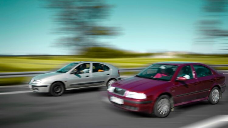 La DGT aclara las dudas: esto es lo que debes hacer cuando circulas a 120 km/h y te quieren adelantar por la derecha 1 Cuando circulas a 120 km/h y te quieren adelantar por la derecha