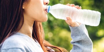 Bebes agua de una botella usada durante varios días