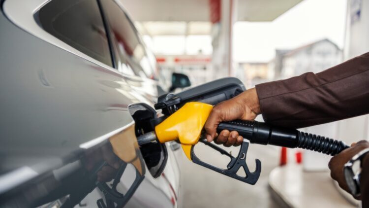 Confirmado por la DGT: estas son las 5 claves con las que puedes ahorrar hasta 500 euros al año al repostar tu coche 1 Las 5 claves con las que puedes ahorrar hasta 500 euros