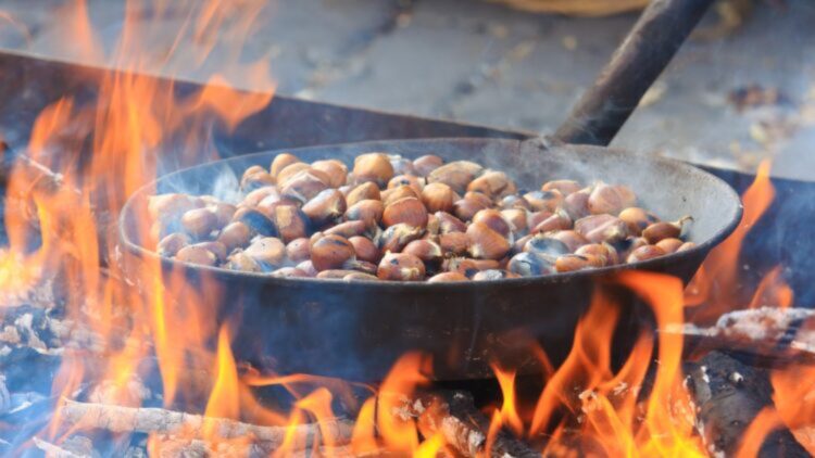 Hacer castañas asadas en casa igual que un castañero