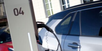 Cargar un coche eléctrico en España sin gastar ni un euro en luz