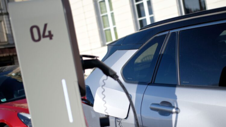 Cargar un coche eléctrico en España sin gastar ni un euro en luz