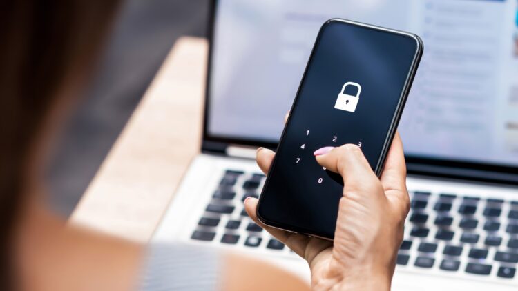 Ni mayúsculas ni símbolos: por más caracteres que pongas, tus contraseñas corren peligro si haces esto en tu móvil 1 Tus contraseñas corren peligro si haces esto en tu móvil