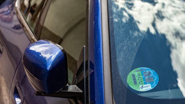 Es oficial: las etiquetas ECO y CERO de la DGT cambiarán tras la aprobación de la Ley de Movilidad Sostenible 1 Es oficial: las etiquetas ECO y CERO de la DGT