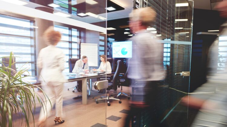 Ni esfuerzo ni méritos: esta es la nueva 'moda' para los ascensos en empresas, según muchos trabajadores 1 La nueva 'moda' para los ascensos en empresas