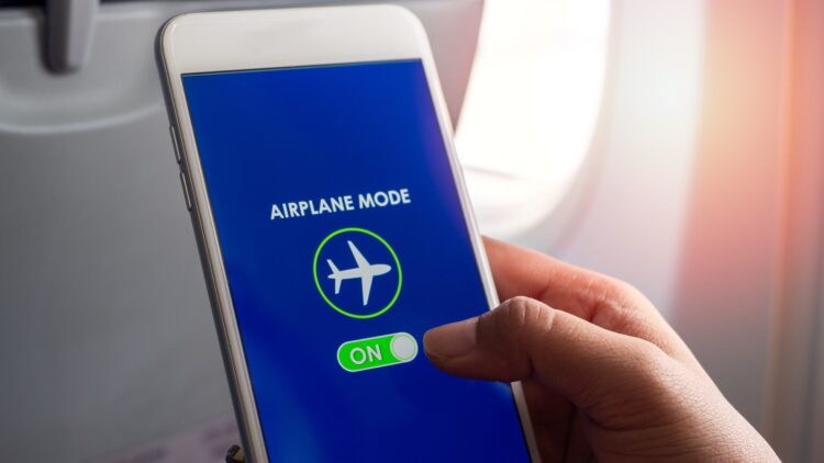 Confirmado por expertos: el 'modo avión' de tu teléfono móvil tiene estas utilidades que seguro que desconocías 1 El 'modo avión' de tu teléfono móvil tiene estas utilidades