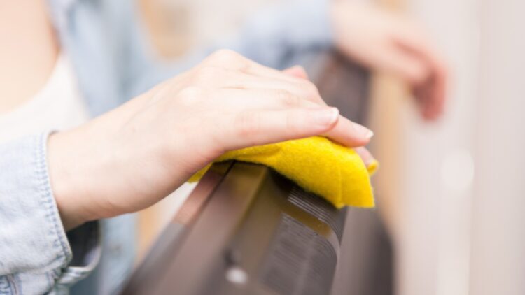 Ni alcohol ni toallitas: el truco que realmente funciona para mantener tu televisión impecable y sin manchas 1 El truco que realmente funciona para mantener tu televisión impecable