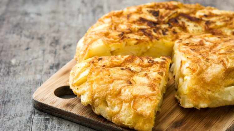 Adiós al debate: este es el secreto que guardaba tu abuela y que cambia por completo el sabor de la tortilla española 1 Cambia por completo el sabor de la tortilla española