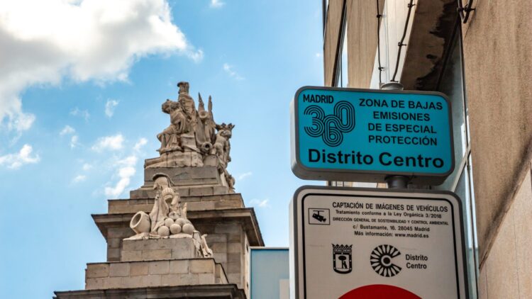 Es oficial: las ciudades que no apliquen las ZBE serán multadas por no prohibir la circulación de coches contaminantes 1 Las ciudades que no apliquen las ZBE serán multadas