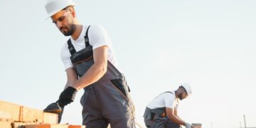 Comparar lo que cobra un albañil en Suiza y España