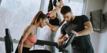 Esto es lo (poco) que cobra un monitor de gimnasio