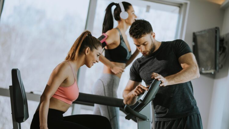 Esto es lo (poco) que cobra un monitor de gimnasio