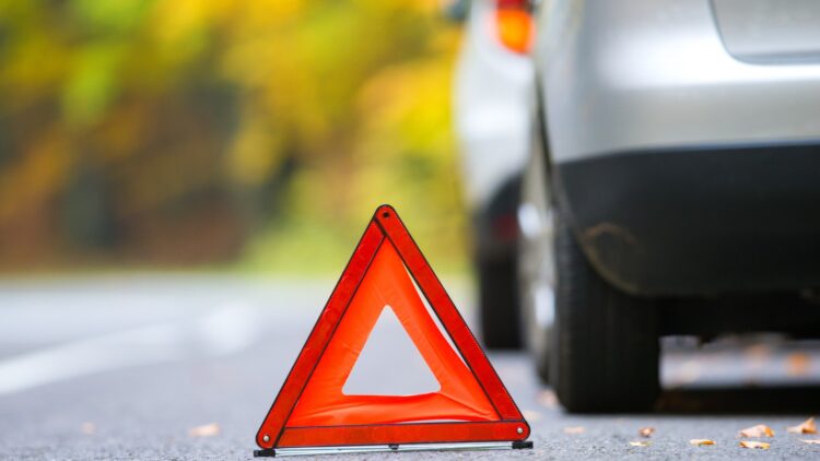 La DGT lo hace oficial: los triángulos de emergencia seguirán siendo legales a partir del 1 de enero en estos casos 1 Los triángulos de emergencia seguirán siendo legales