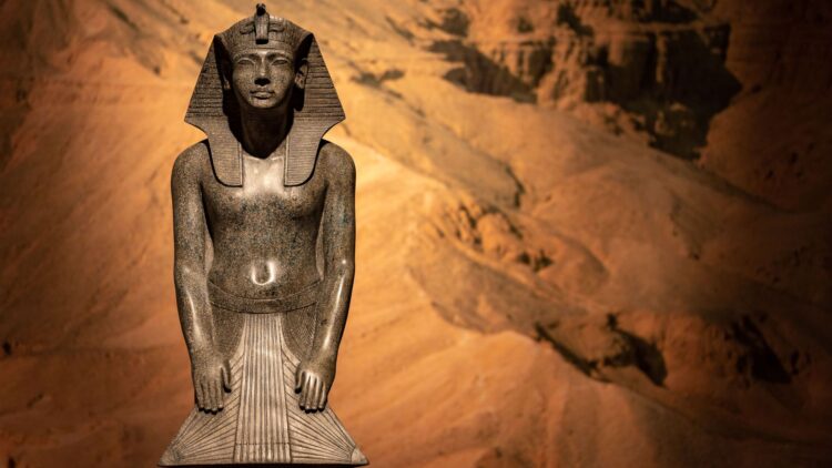 Exhibe todos los secretos de Tutankamón
