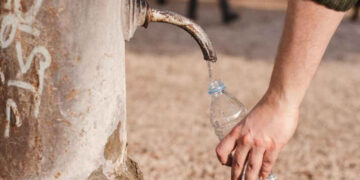 Adiós a rellenar botellas en la calle: el Ayuntamiento de esta ciudad ya multa con hasta 750 euros por usar fuentes públicas.