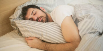 Confirmado por expertos: si eres de los que se despiertan cansado, tu almohada podría ser la culpable (y estos son los motivos).