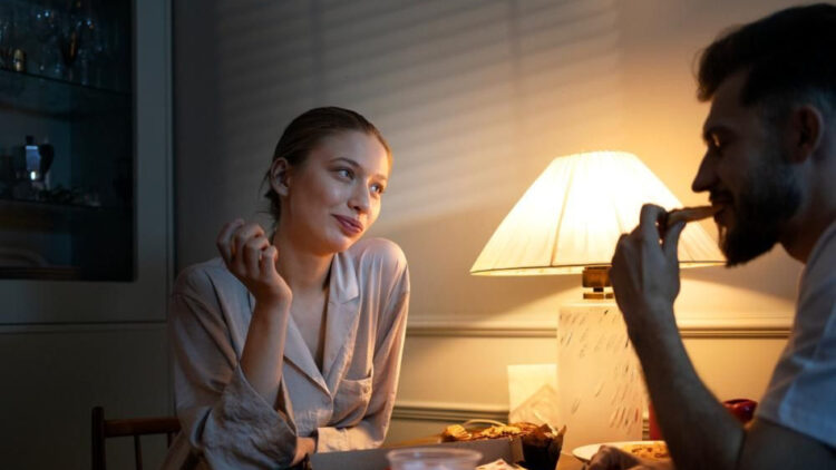 Joseph Antoun (médico): "Cenar tarde significa que podrías tener microdespertares por problemas este motivo".