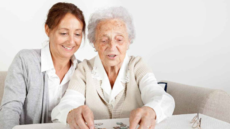 Ya es oficial: Hacienda reconoce una deducción de hasta 2.559 euros en el IRPF por cuidar a mayores de 65 años.