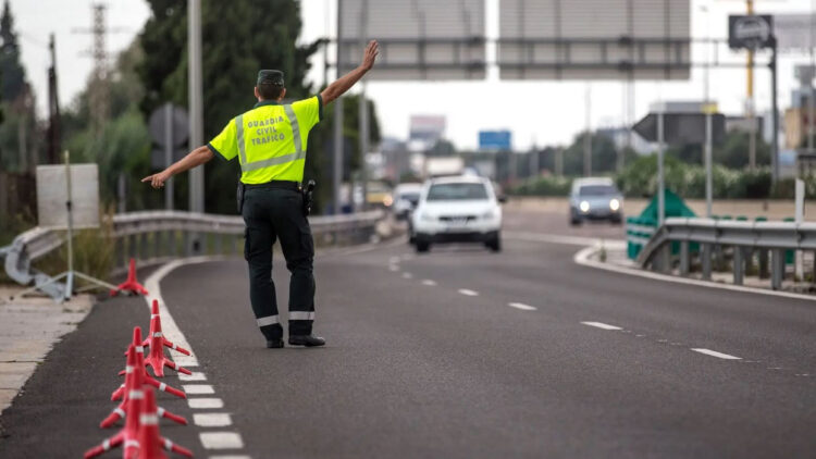 Ni avisador GPS ni app del móvil: este dispositivo ilegal te puede costar el sueldo de varios meses, según la DGT 1 Ni avisador GPS ni app del móvil: este dispositivo ilegal te puede costar el sueldo de varios meses según la DGT.
